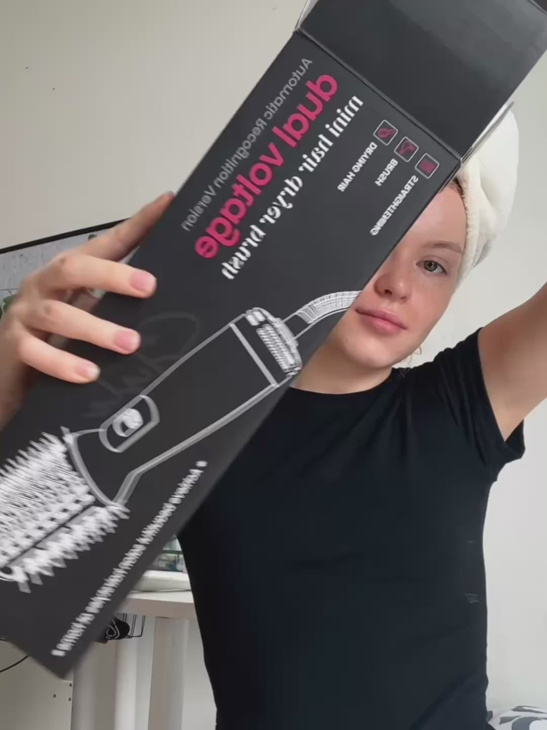 Load video: Gold 4-in-1 Travel Hair Dryer Brush